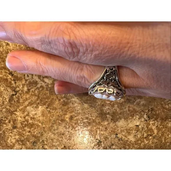 Woman’s vintage style cameo ring with jewelry storage bag size 8 - Picture 2 of 4